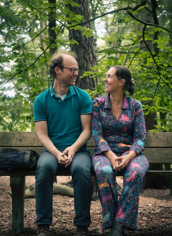 Diederik en Eveline op een bankje in het bos (fotograaf Niek Doup)